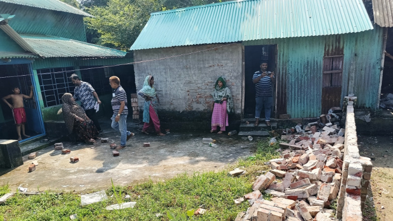 কালিয়াকৈরে স্কুলের পরিচালকের বাড়িতে হামলা-ভাংচুর, ছেলেকে অস্ত্র ধরে লুটপাট