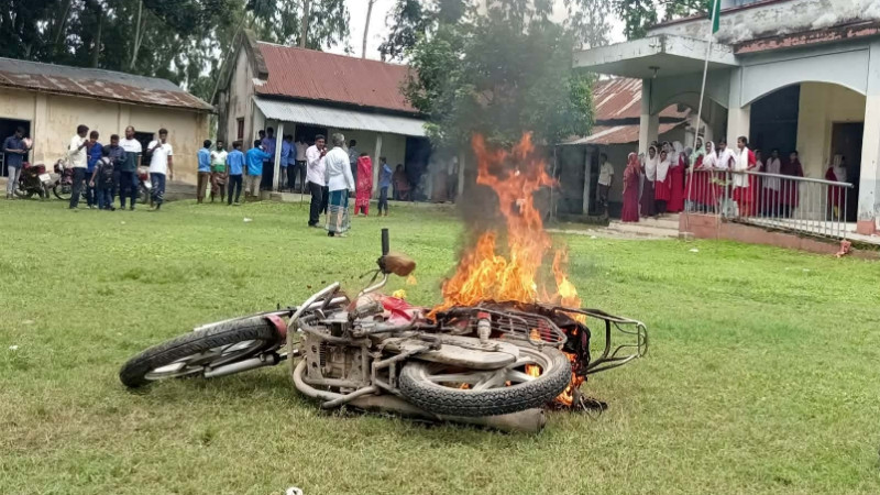 নওগাঁর মান্দায় দুই শিক্ষার্থীকে মারধরের অভিযোগে শিক্ষকের মোটরসাইকেল পুড়িয়ে দিলো শিক্ষার্থীরা