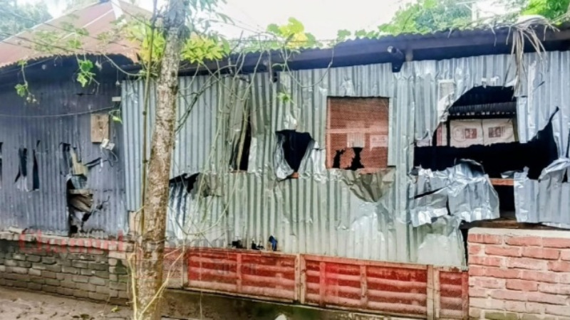 মাগুরার শ্রীপুরে রক্তক্ষয়ী সংঘর্ষ ৫ জন আহত বাড়িঘর ভাঙচুর লুটপাট