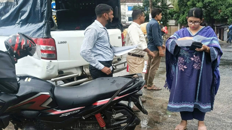 সিংড়ায় হেলমেটবিহীন মোটরসাইকেল চালানোর অপরাধে ৪ জনকে অর্থদন্ড