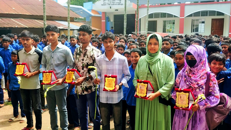 সিংড়ায় লালোর উচ্চ বিদ্যালয়ের জিপিএ-৫ পাওয়া ৮ শিক্ষার্থীকে সংবর্ধনা