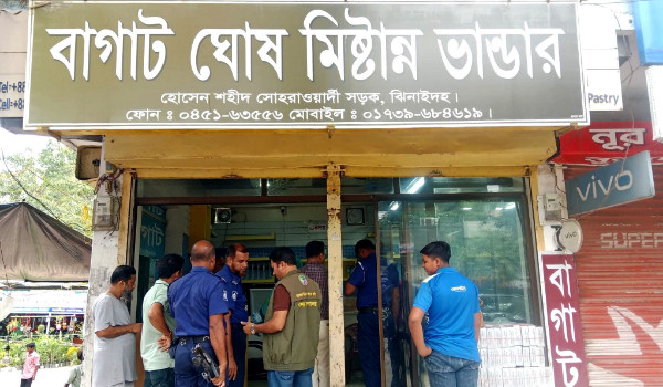 অস্বাস্থ্যকর পরিবেশে মিষ্টি তৈরি, ঝিনাইদহে বাগাট ঘোষ মিষ্টান্ন ভান্ডারকে জরিমানা