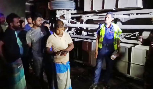 সিরাজগঞ্জে যমুনা সেতুর পশ্চিমে ট্রাকের ধাক্কায় বাসচালকসহ নিহত ২, আহত ১০