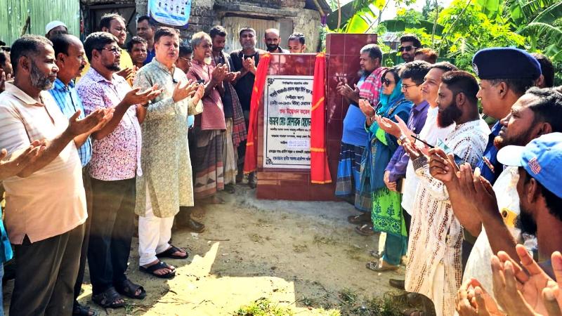 নন্দীগ্রামে শ্রমিকদের দিয়ে সড়ক মেরামত কাজের উদ্বোধন করালেন এমপি মোশারফ