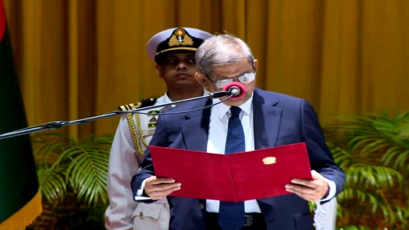 শপথ নিলেন নবনির্বাচিত রাষ্ট্রপতি মির্জা ফখরুল ইসলাম