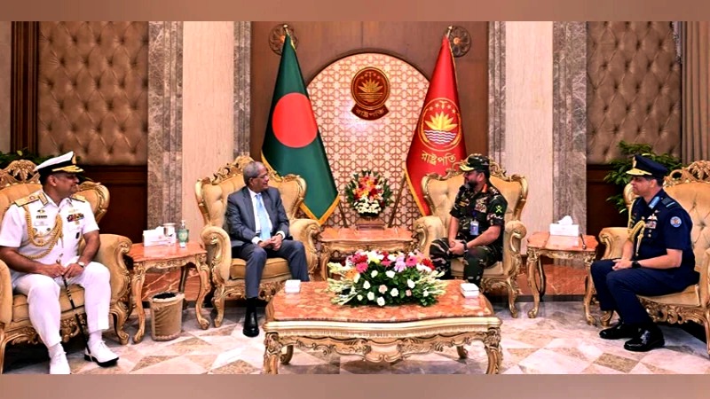 রাষ্ট্রপতির সঙ্গে তিন বাহিনীর প্রধানগণের সৌজন্য সাক্ষাৎ