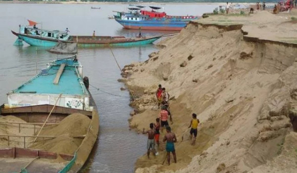 যাদুকাটায় বালু উত্তোলনের দাপট, ঘরবাড়ি হারানোর শঙ্কায় বহু পরিবার
