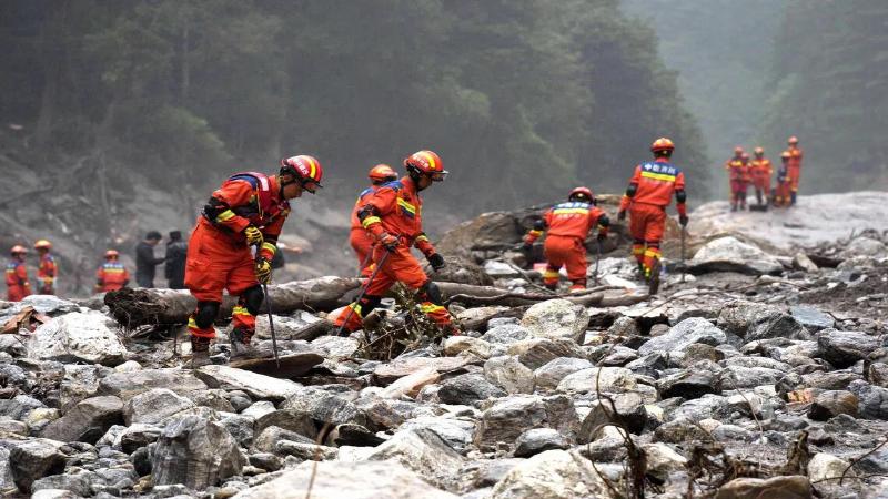 নেপালে লাশ দাফন শুরু, নিখোঁজ হাজারো মানুষের সন্ধানে উদ্ধারকর্মীরা