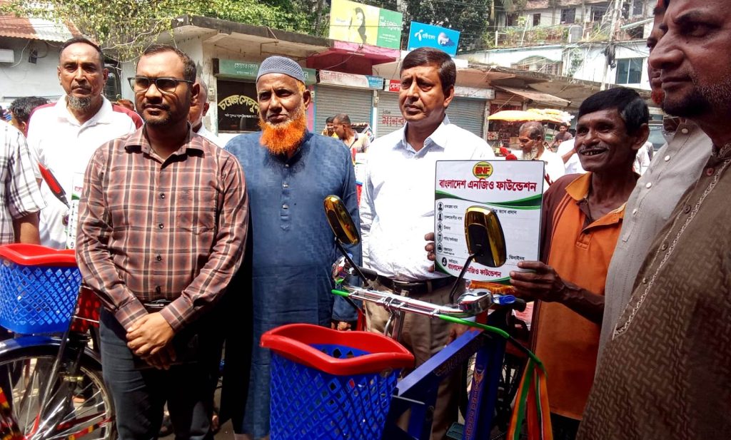 প্রাক্তন সেনা কল্যাণ সমিতির আয়োজনে ঝিনাইদহে বিনামূল্যে ১৬টি পা-চালিত ভ্যান বিতরণ