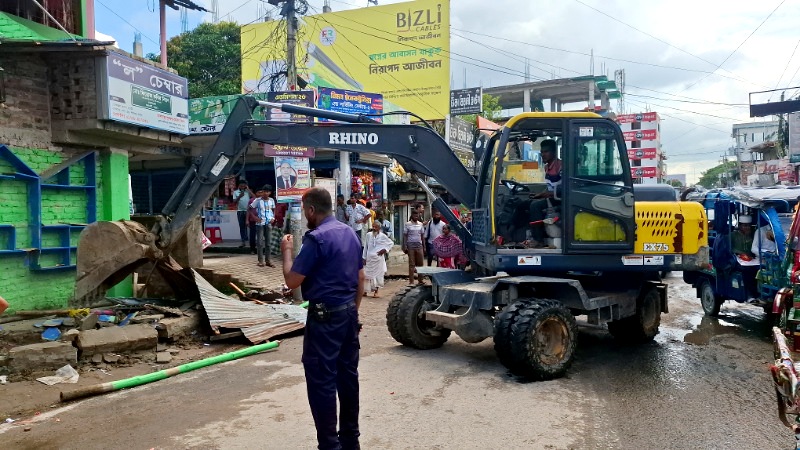 পথচারীদের চলাচল নিরাপদ করতে পীরগঞ্জে ফুটপাতে অবৈধ স্থাপনা উচ্ছেদ