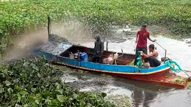 আমতলীতে চাওড়া বন্ধ নদীর কচুরীপানা মুল গোড়া না তুলে মেশিন দিয়ে উপরের অংশ কেটে পরিস্কার !