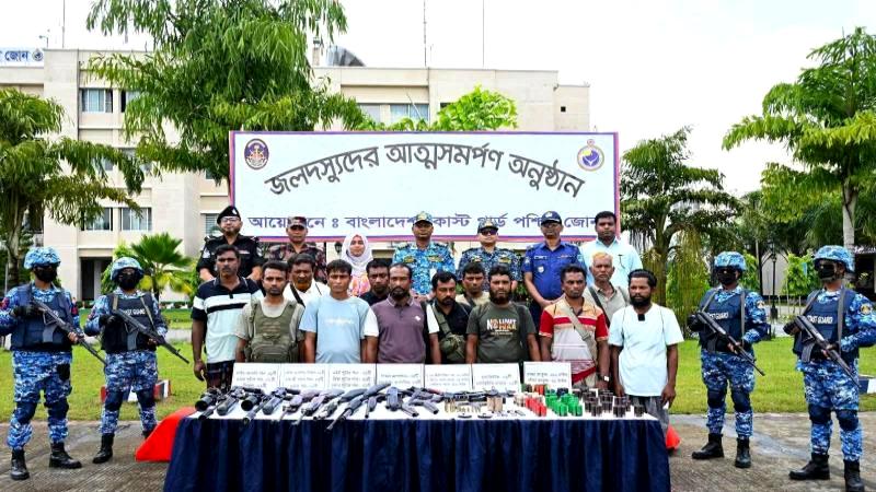 সুন্দরবনে বড় সাফল্য: আত্মসমর্পণ করল ‘নানা ভাই বাহিনী’র প্রধানসহ ১২ ডাকাত