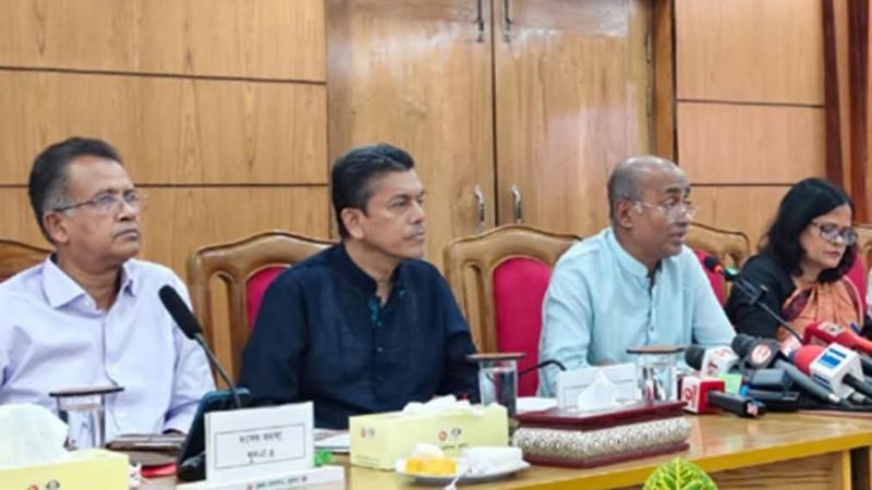 খুলনা জেলা প্রশাসকের সম্মেলন কক্ষে মতবিনিময় সভা সন্ত্রাস দমনে ক্রসফায়ারের পথে যাবে না সরকার
