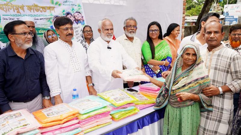 খুলনা কেসিসির প্রসাশক নজরুল ইসলাম মঞ্জু স্বল্প আয়ের পরিবারের সদস্যদের মাঝে মশারি বিতরণ