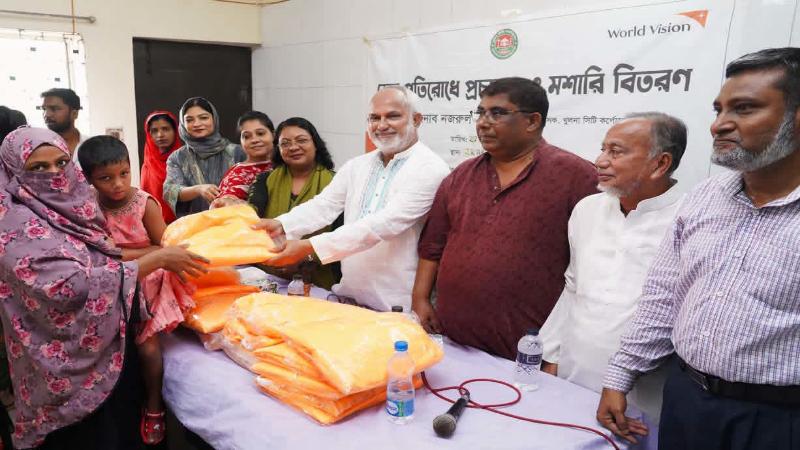 খুলনায় ওয়ার্ল্ডভিশন বাংলাদেশের উদ্যোগে স্বল্প আয়ের পরিবারের সদস্যদের মাঝে মশারি বিতরণ