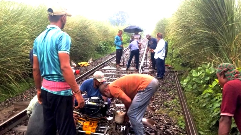 নাটোরে রেললাইন ভেঙে ২ ঘণ্টা ট্রেন চলাচল বন্ধের পর ধীরগতিতে চলাচল শুরু