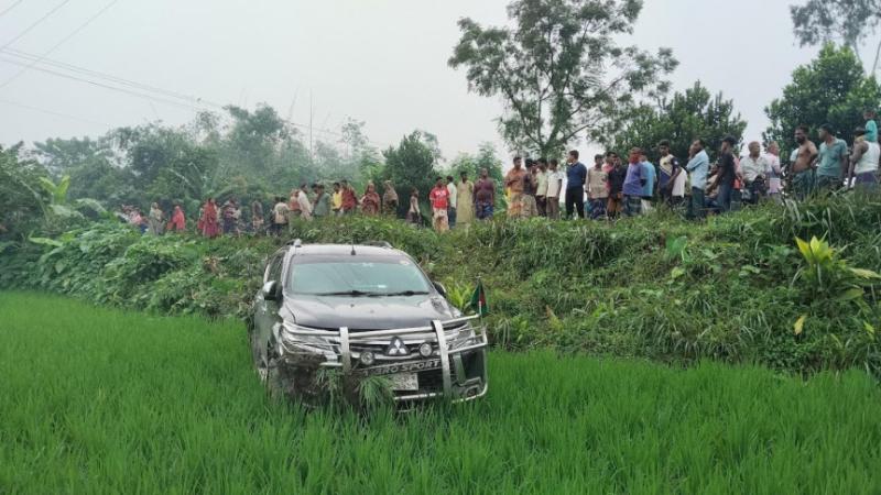বধির বৃদ্ধাকে বাঁচাতে গিয়ে দুর্ঘটনায় প্রতিমন্ত্রীর গাড়ি, নিহত পথচারী