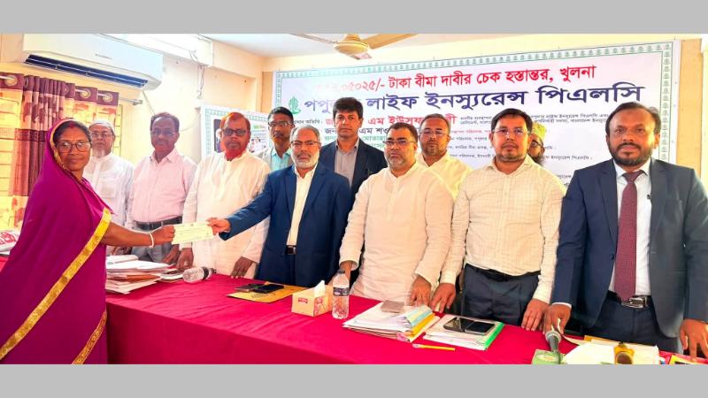 খুলনায় পপুলার লাইফ ইনস্যুরেন্সের ৬৫৭ জন গ্রাহকের বীমাদাবীর ৩ কোটি ১৭ লক্ষ টাকার চেক হস্তান্তর