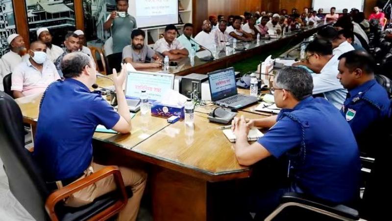 কুষ্টিয়ার নদীতে উচ্চস্বরে গানবাজনা ও অশ্লীলতা প্রতিরোধে ব্যবসায়ীদের নিয়ে সভা