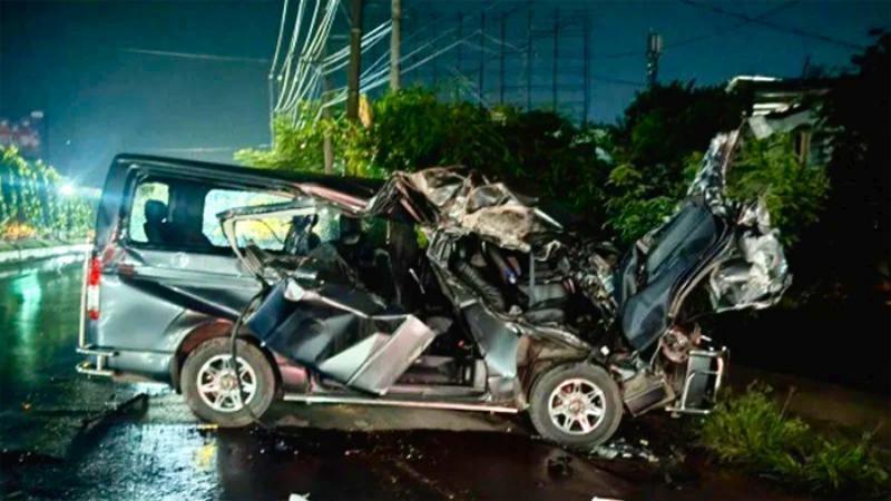 বিয়ের অনুষ্ঠান থেকে ফেরার পথে কাভার্ড ভ্যানের ধাক্কায় ভাই–বোনসহ নিহত ৪