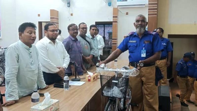 বোদায় গ্রাম পুলিশ সদস্যরা পেল নতুন বাইসাইকেল ও টর্চলাইট