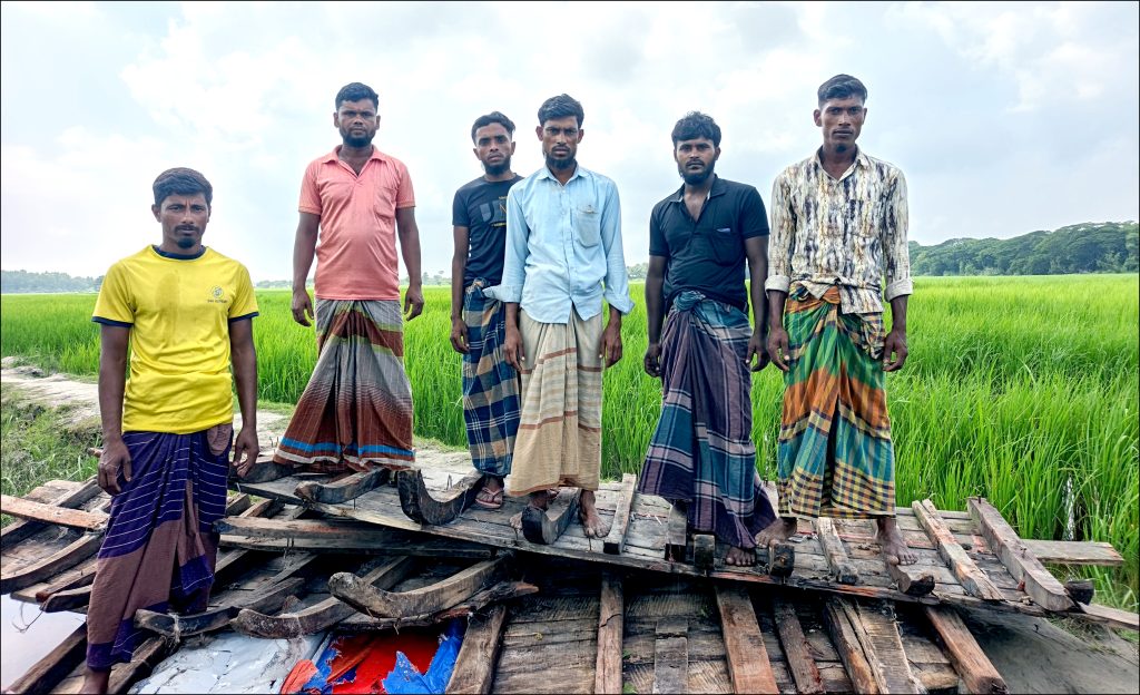 ভোলায় ঝড়ের কবলে পরে ট্রলার লণ্ডভণ্ড, গাছে আশ্রয় নিয়ে প্রাণে বাঁচলেন ৬ জেলে