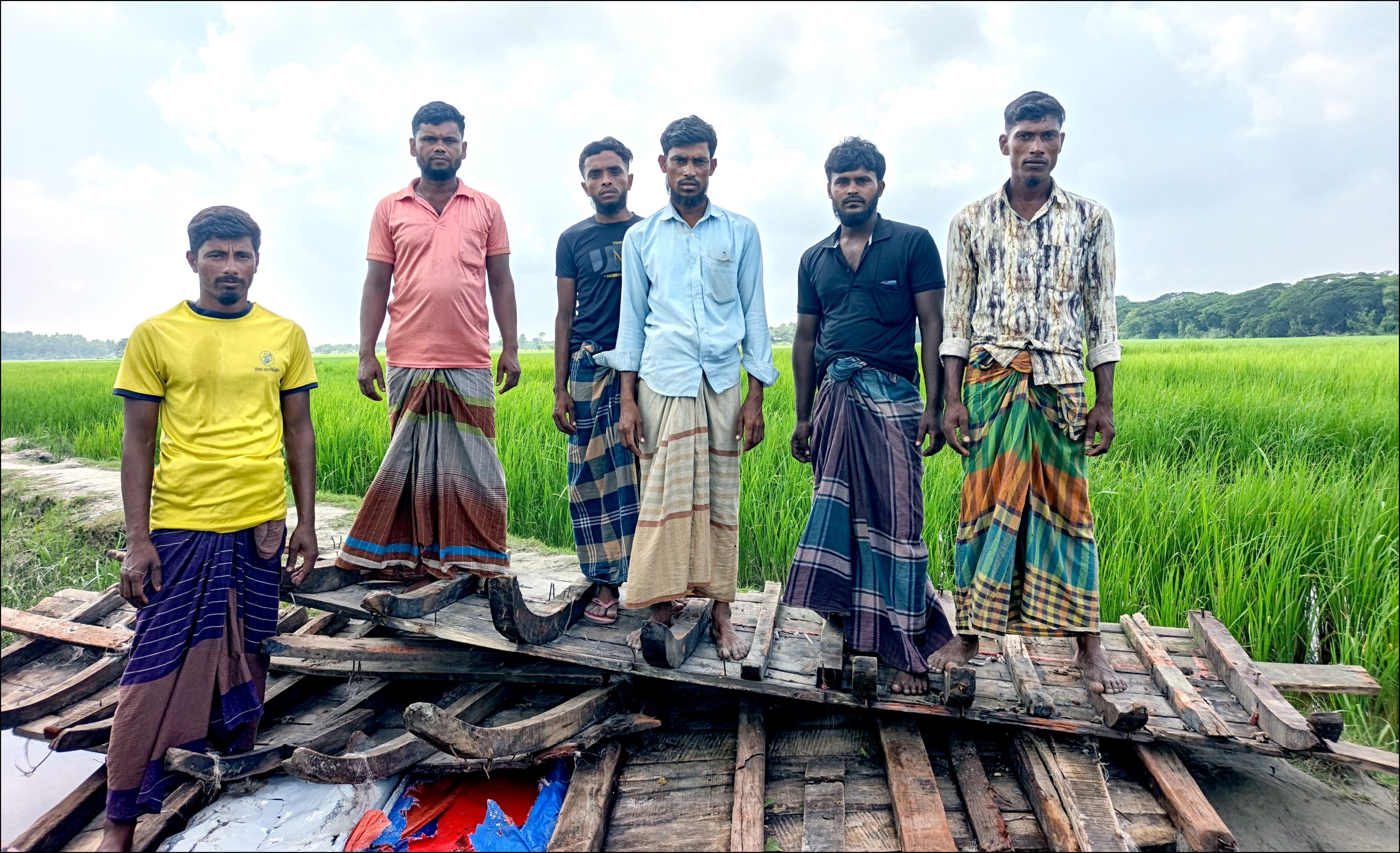 ভোলায় ঝড়ের কবলে পরে ট্রলার লণ্ডভণ্ড, গাছে আশ্রয় নিয়ে প্রাণে বাঁচলেন ৬ জেলে