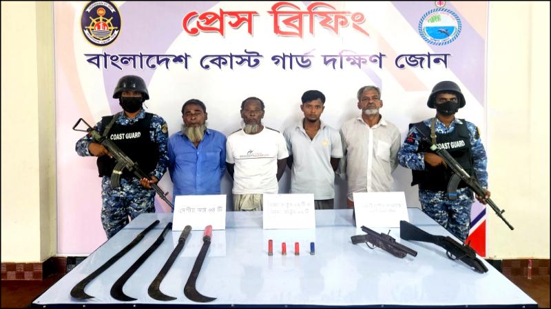 দৌলতখানে দেশীয় অস্ত্রসহ ৪ ডাকাত আটক