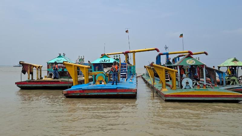 ভোলার মেঘনায় অবৈধ বালু উত্তোলন, ৬ ড্রেজার-বলগেট জব্দ