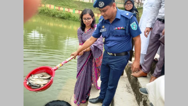 বিরামপুরে মাছের পোনা অবমুক্ত