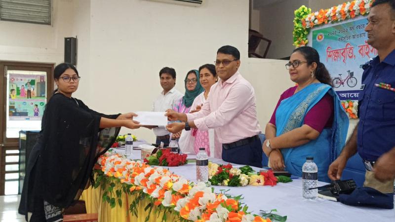 গোদাগাড়ী জেলা প্রশাসকের ক্ষুদ্র নৃ-গোষ্ঠীর শিক্ষার্থীদের বাইসাইকেল, শিক্ষাবৃত্তি ও সেলাই মেশিন বিতরণ