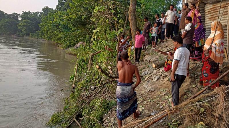 গোদাগাড়ীতে পদ্মার ভাঙ্গন কবলিত এলাকা পরিদর্শনে ইউএনও ইসরাত জাহান ও ব্যারিস্টার মিলন