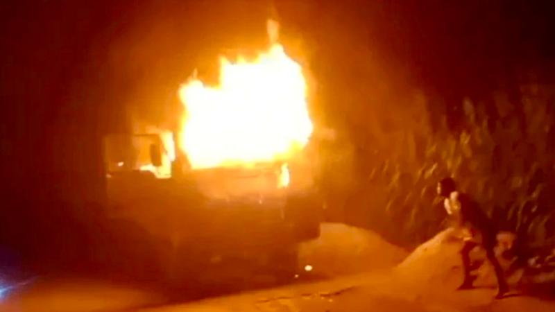 কামারখন্দে রাতের অন্ধকারে দাঁড়িয়ে থাকা ট্রাকে আগুন
