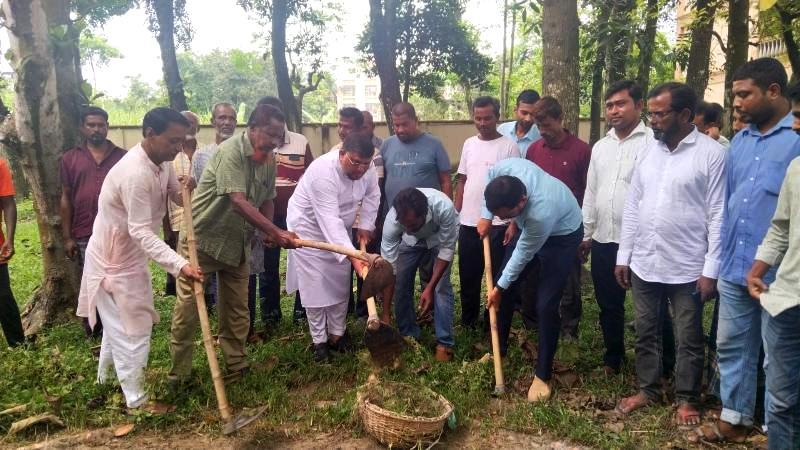 জয়পুরহাটে জেলা পরিষদের উদ্যোগে ডেঙ্গু প্রতিরোধ ও পরিচ্ছন্নতা অভিযান
