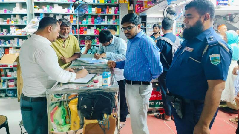 জয়পুরহাটে মেয়াদোত্তীর্ণ ওষুধ ও প্রেসক্রিপশন ছাড়া অ্যান্টিবায়োটিক বিক্রি, ৩ ফার্মেসিকে জরিমানা