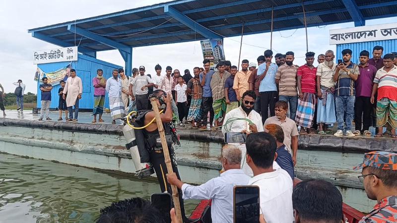 চাঁদপুরে লঞ্চ থেকে নদীতে পড়ে যুবক নিখোঁজ, তিন ঘণ্টা পর ডুবুরি অভিযান : আটক ২