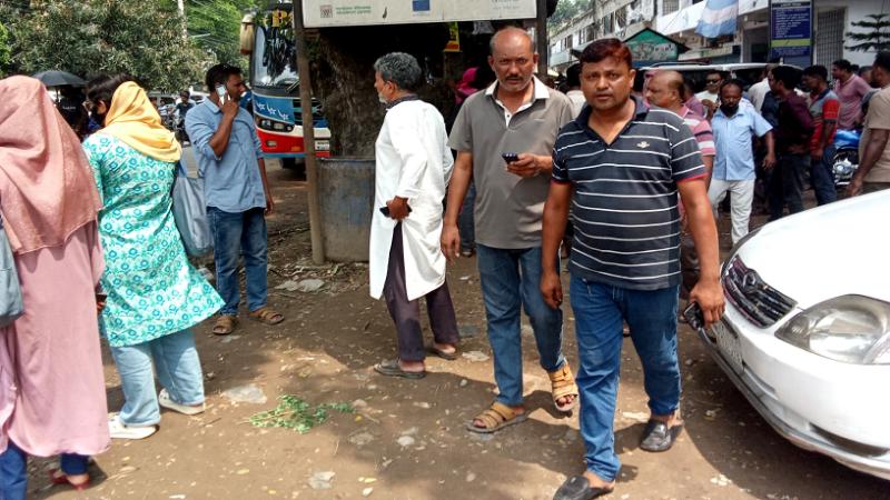 মহাসড়কে বাস-ইজিবাইক চলাচল নিয়ে দ্বন্দ্ব, ঝিনাইদহে সড়ক অবরোধ-ভাঙচুর