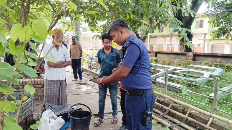 ঝিনাইদহ জেলা শহরে পুরাতন ডিসি কোর্টের সামনে থেকে ককটেল সদৃশ দুটি বস্তু উদ্ধার