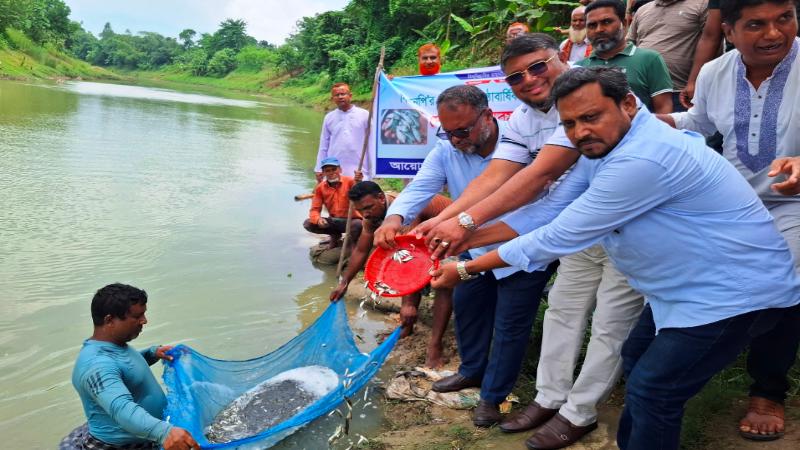 জয়পুরহাটে বিএনপির প্রতিষ্ঠাবার্ষিকী উপলক্ষে ছোট যমুনা নদীতে পোনামাছ অবমুক্তকরণ