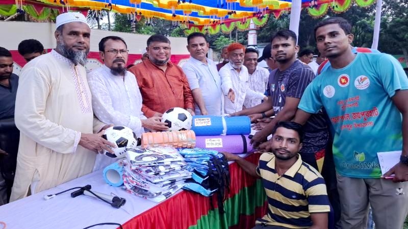 জয়পুরহাটে মাদকমুক্ত সমাজ গড়তে শিক্ষার্থীদের মাঝে ক্রীড়া সামগ্রী বিতরণ