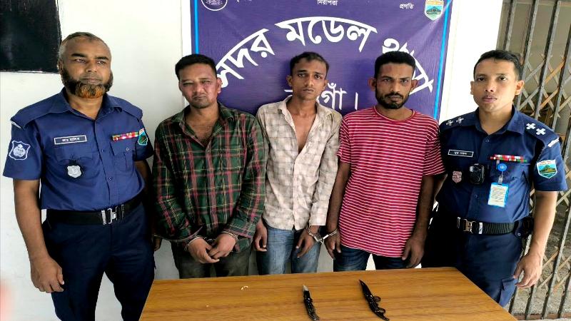 নওগাঁয় গলার চেইন ছিনতাইকালে তিনজনকে গণধোলাই দিয়ে পুলিশে সোপর্দ