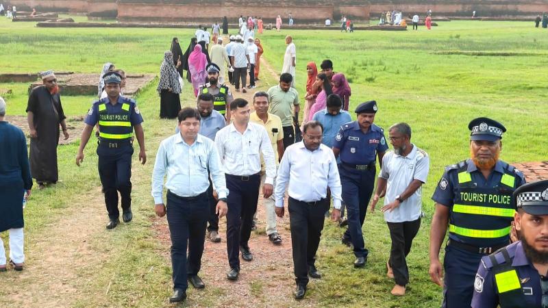 নওগাঁর বলিহার রাজবাড়ী ও পাহাড়পুর বিহার পরিদর্শনে ভারতীয় হাইকমিশনার
