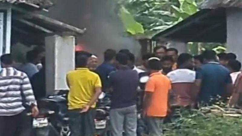 আ’লীগপন্থী অধ্যক্ষকে হামলা চালিয়ে মারপিট করে মোটরসাইকেল পুড়িয়ে দিল স্থানীয়রা