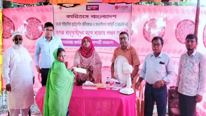 পত্নীতলায় উপকারভোগীদের মাঝে কারিতাসের ৪ লাখ টাকা আর্থিক সহায়তা প্রদান