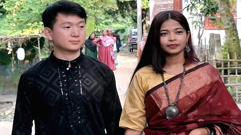 <span>হায়- রে প্রেম- চীন থেকে পীরগঞ্জে যুবক! / </span>ধর্ম পরিবর্তন করে বাংলাদেশি তরুণীকে বিয়ে, জামাইকে দেখতে উৎসুক জনতার ভিড়