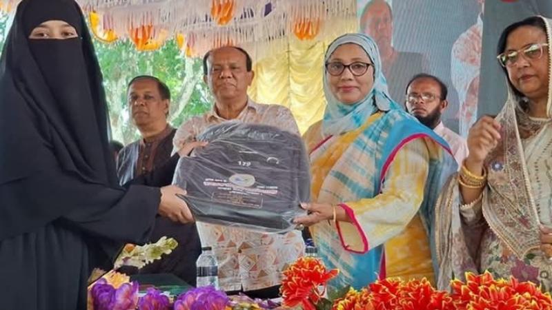 জ্ঞান অর্জনের সাথে মানবিক মানুষ হিসেবে নিজেকে গড়ে তুলতে হবে -নেওয়াজ হালিমা আরলী এমপি