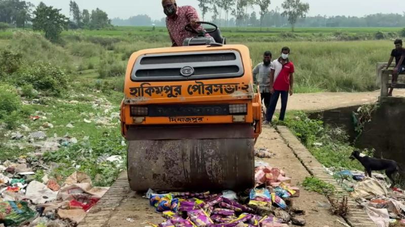 হিলি কাস্টমস স্টেশনে বাজেয়াপ্ত ও মেয়াদোত্তীর্ণ হওয়া বিভিন্ন পণ্য ধ্বংস