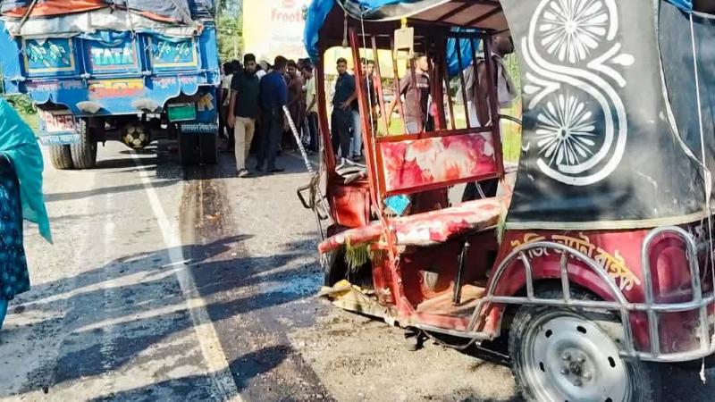 ঠাকুরগাঁওয়ে মালবাহী ট্রাক ও অটোরিকশার মুখোমুখি সংঘর্ষে তরুণী নিহত