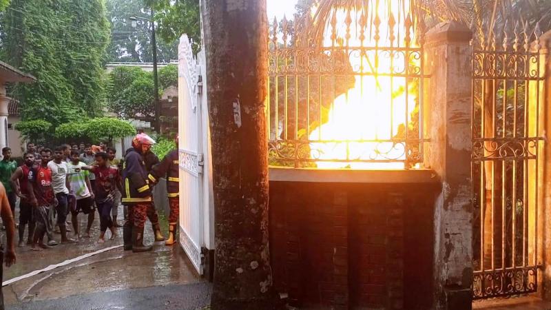 বিদ্যুৎ, জ্বালানি মন্ত্রীর বাড়িতে বজ্রপাতে আগুন