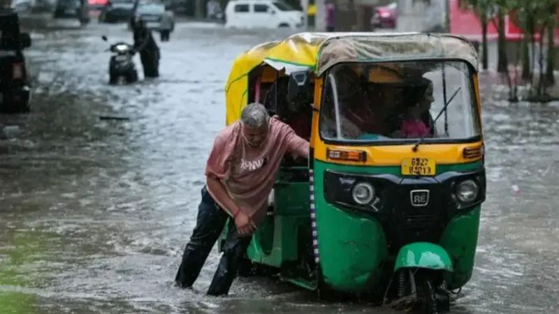 ভারতের উত্তর প্রদেশ রাজ্যে ভারি বৃষ্টিতে ৫৬ জনের মৃত্যু